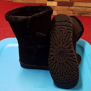 Fur-lined winter boots